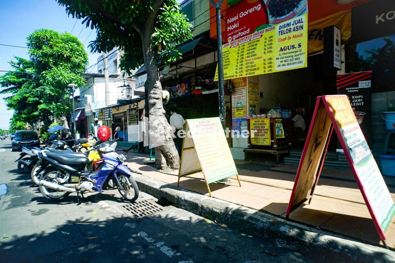 Hoki Homestay Redpartner スラバヤ エクステリア 写真